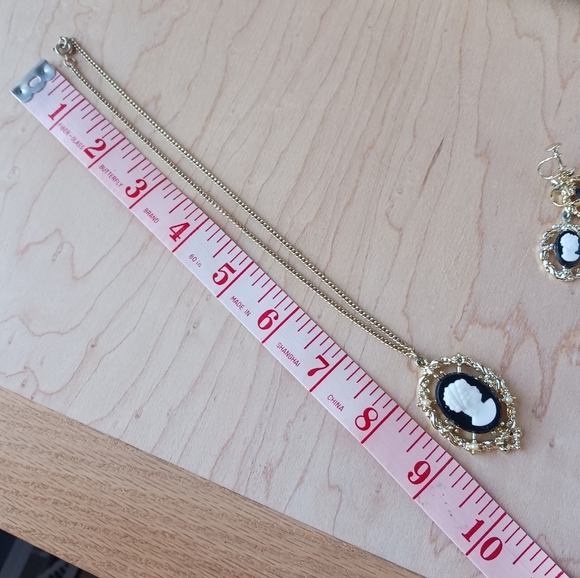 Vintage Gold Tone Faux Cameo Necklace And Screw Back Earring Set Costume Jewelry - Picture 5 of 12